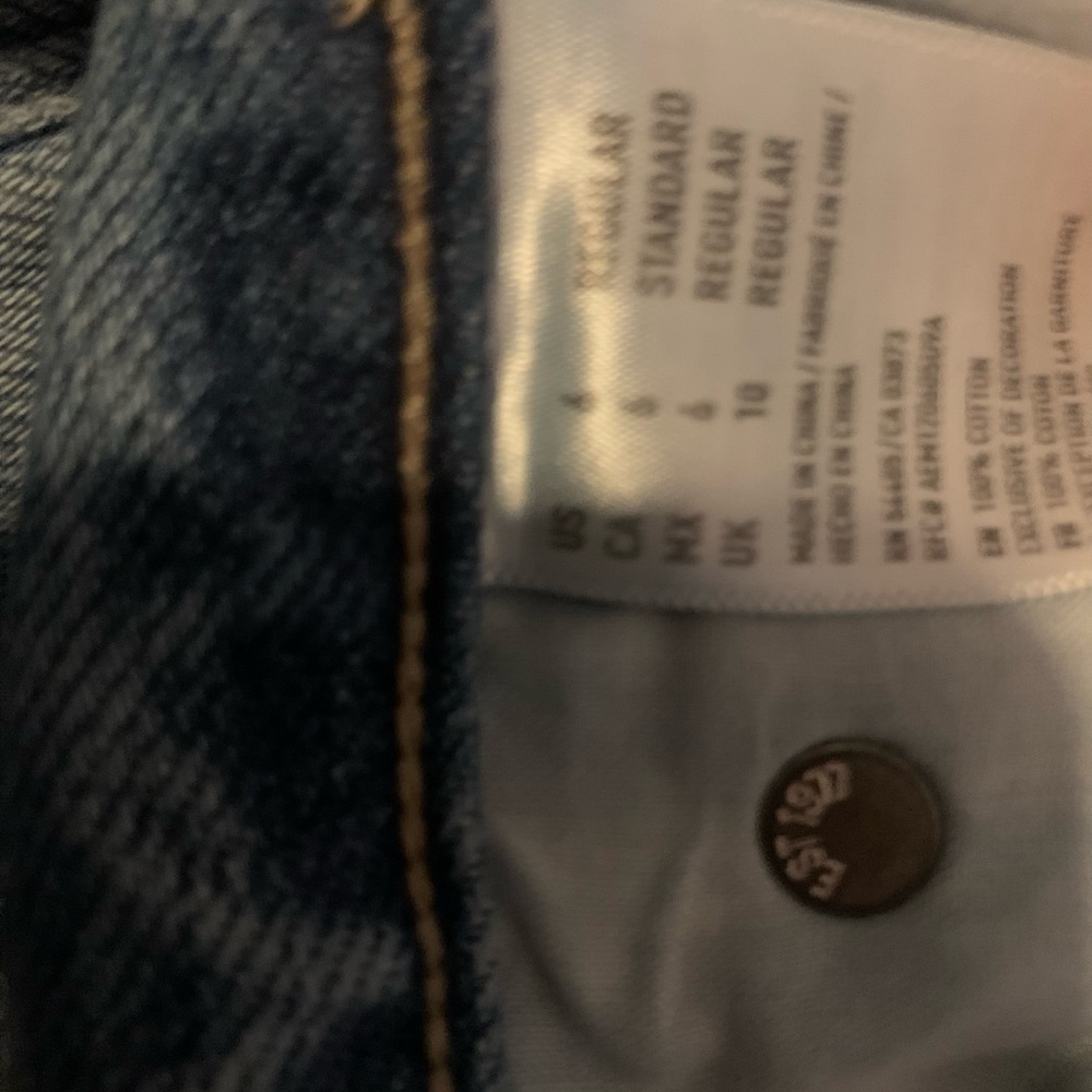 American Eagle Hi-Rise girlfriend jeans

Size 6